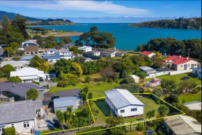 Raglan beach retreat - 2 bedrooms - with wifi